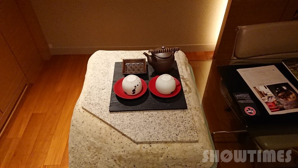 インターコンチネンタルホテル大阪デラックスダブルのデスクの謎の岩