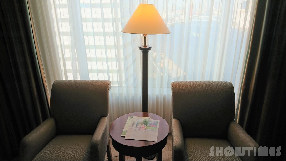 ホテルインターコンチネンタル東京ベイレギュラーフロアスーペリアリバービューツインのソファ